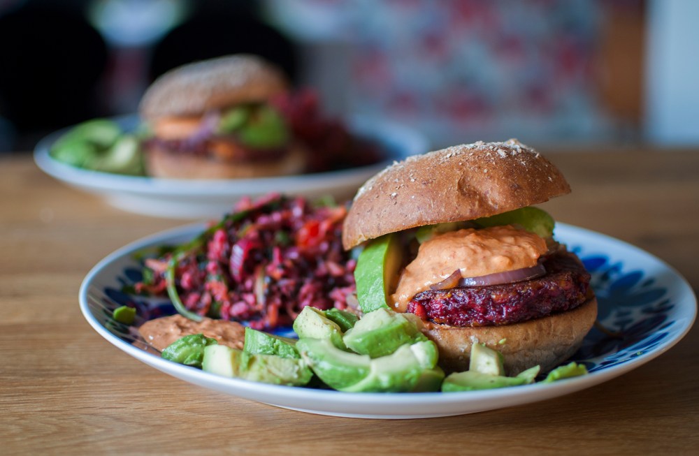 veckansvego färdig rödbets- och halloumiburgare