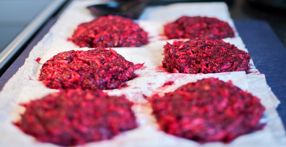 veckansvego rödbets- och halloumiburgare råa