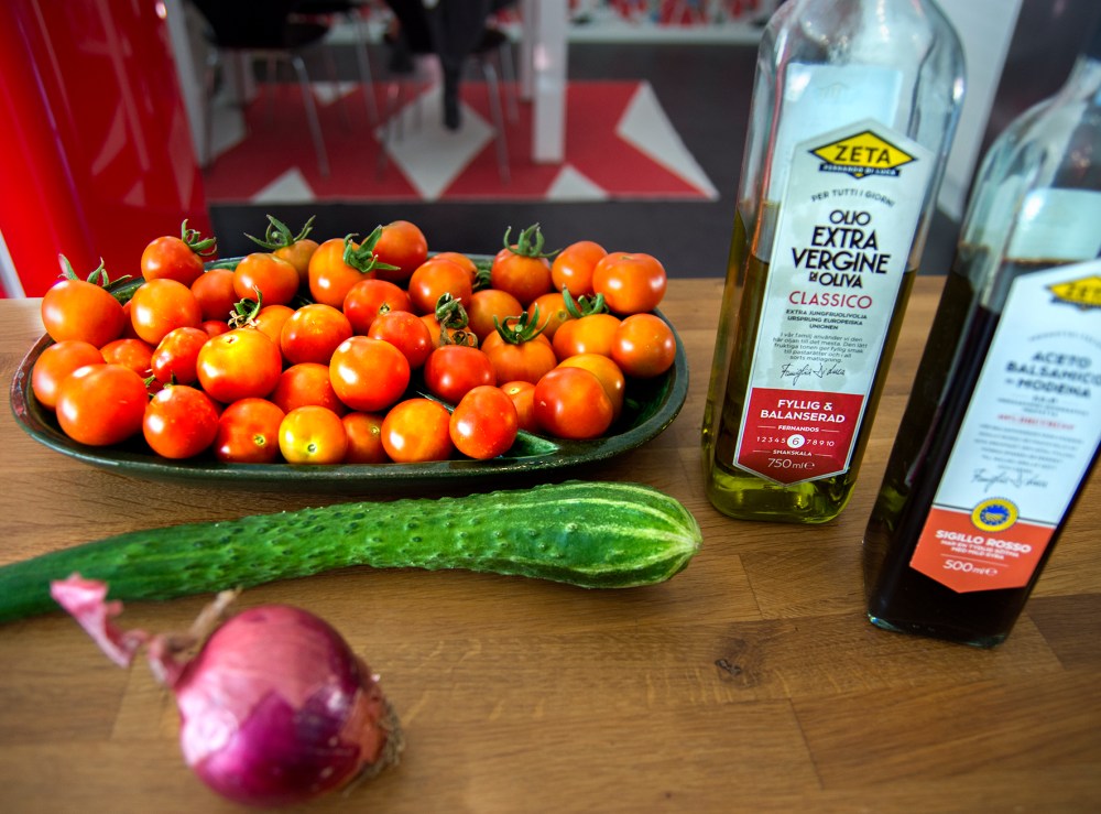 veckansvego ingredienser  tomatsallad i skördetid