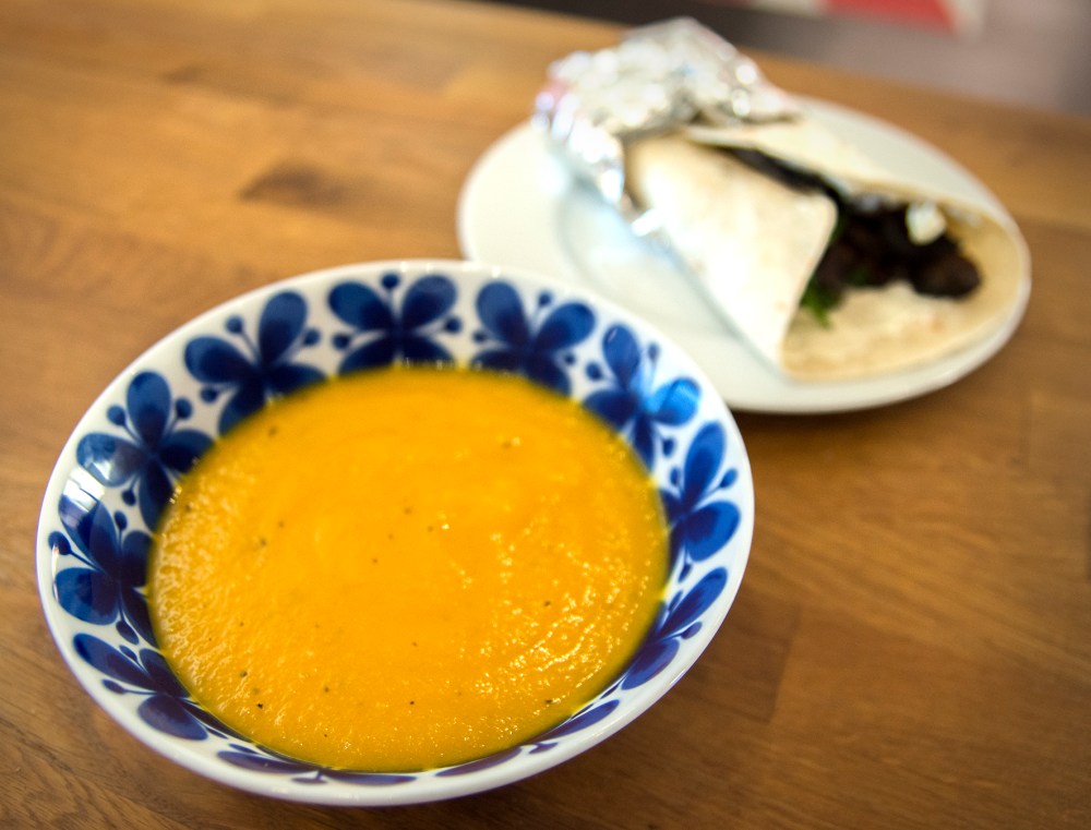 veckansvego-fardig-solgul-soppa-med-lunchwrap